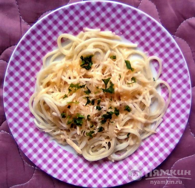 Спагетти с сыром и зеленью