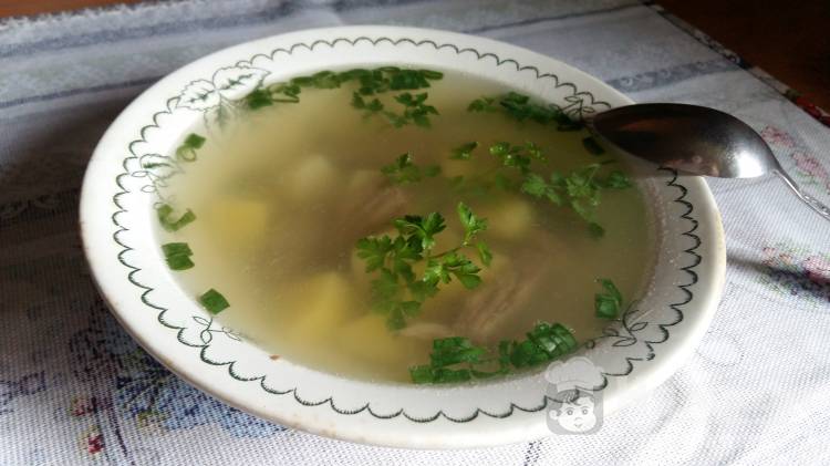 Суп на бульоне с мясом и зеленью
