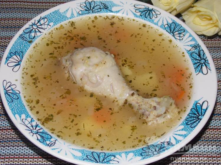 Суп с куриными голенями и пшеничной крупой в утятнице