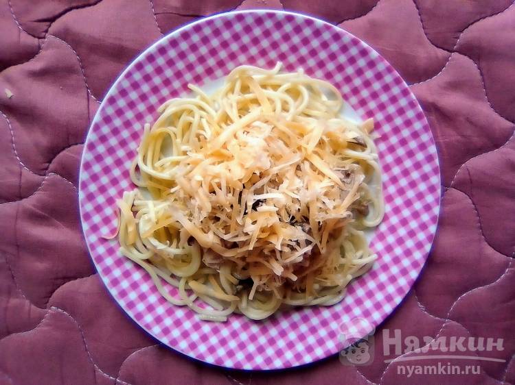 Спагетти с жареными грибами и курицей под сырной шапочкой
