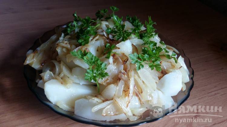 Вареный картофель с жареным луком и зеленью