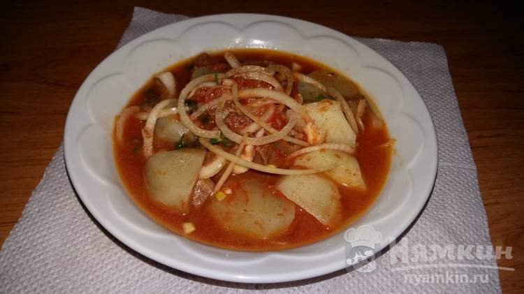 Вареный картофель с говядиной и луком в остром соусе