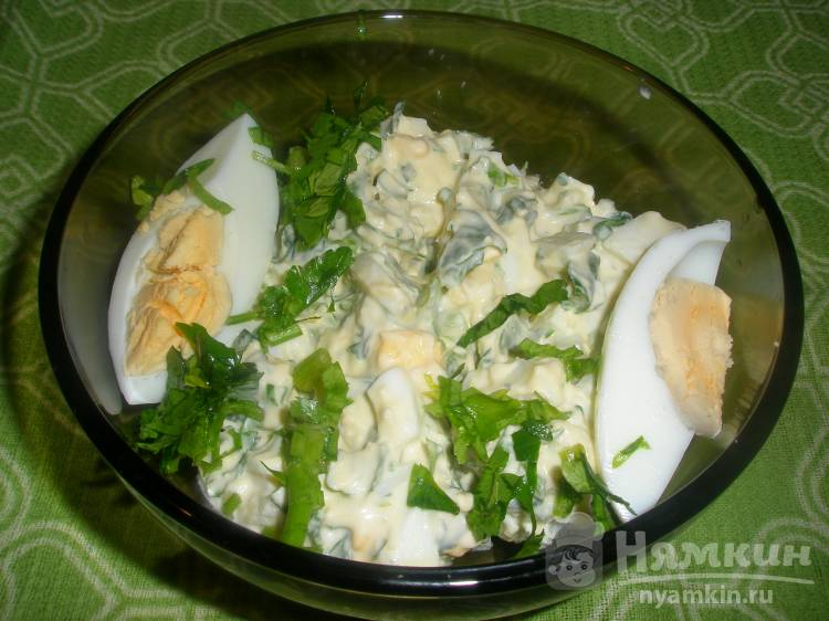 Салат из петрушки и яйца со сметаной