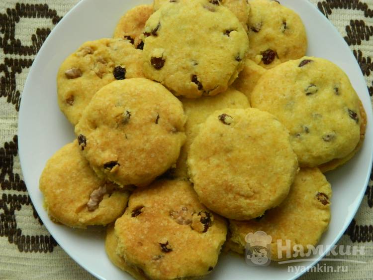 Кукурузное печенье с изюмом и орехами