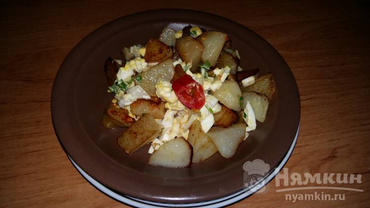 Горячий салат с острым перцем, яйцом и картофелем