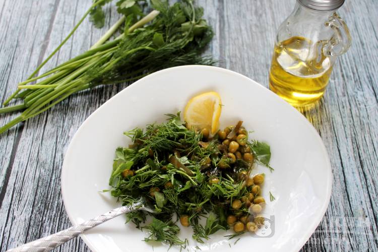 Салат с морской капустой и зеленью с ароматным маслом