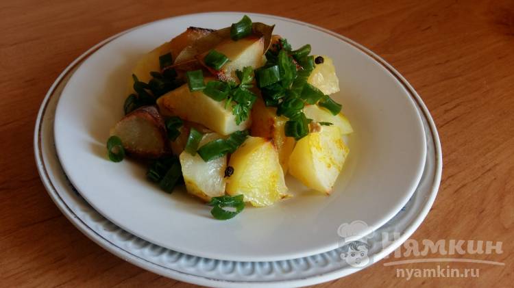 Запеченный картофель со специями и зеленым луком