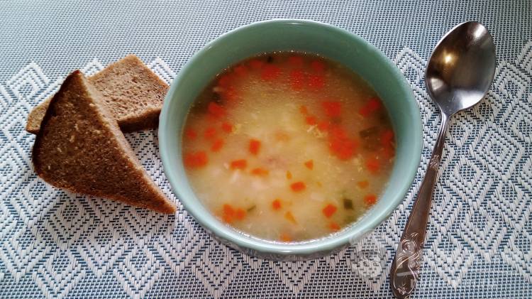 Ароматный суп с рисом, овощами и зеленым луком