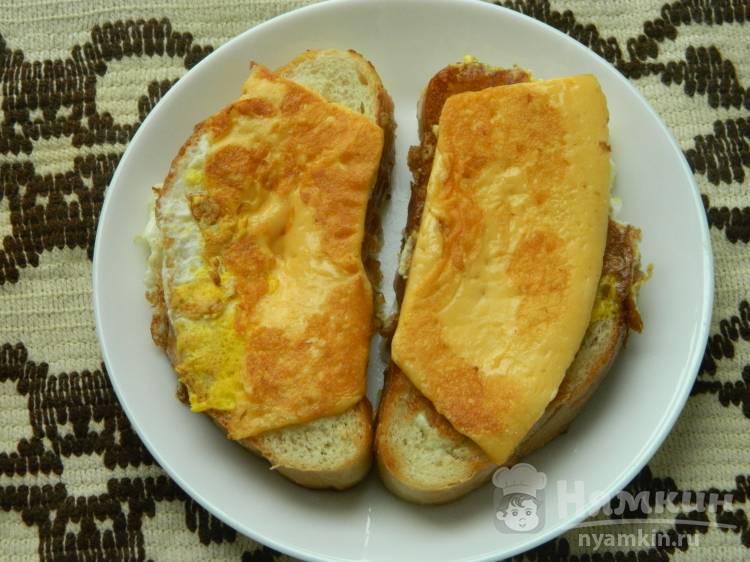 Яйцо в хлебе под сыром