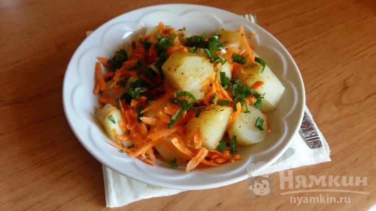 Салат из вареного картофеля с морковью и чесноком