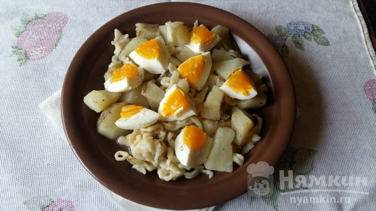 Картофель с лапшой и вареным яйцом