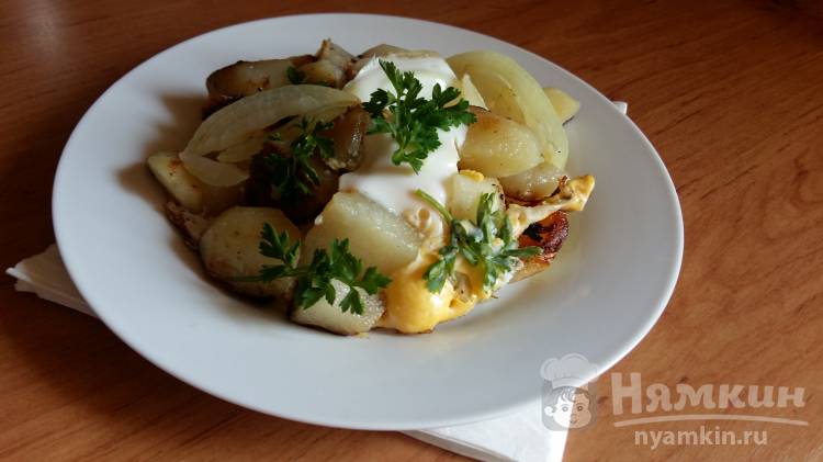 Яичница с жареным картофелем и луком