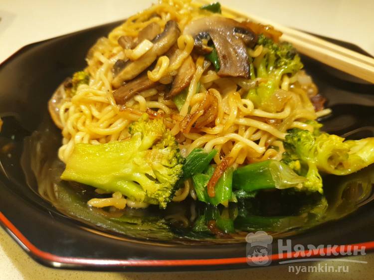 Лапша по-китайски с овощами и шампиньонами 