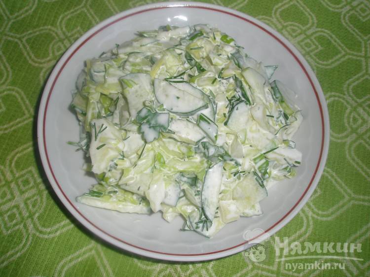 Салат из капусты, огурца и зелени
