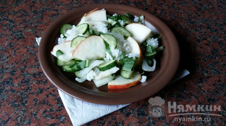 Легкий салат с яблоком, огурцом и рисом