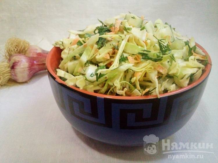 Капустный салат с овощами и чесноком