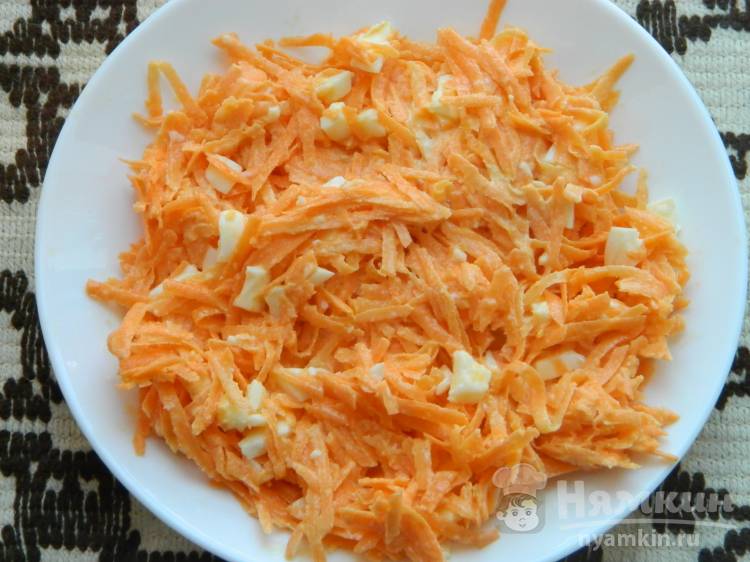 Полезный морковный салат с яйцом