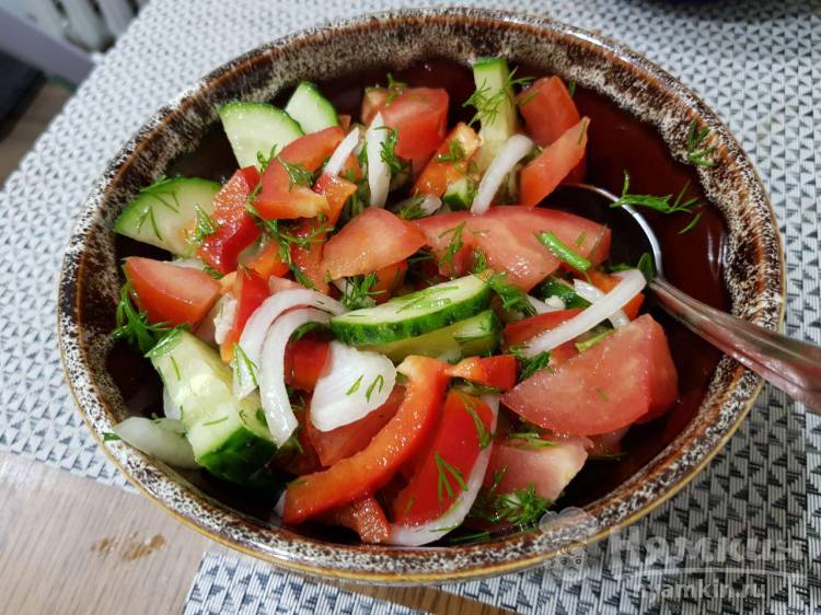 Весенний салат с овощами и оливковым маслом