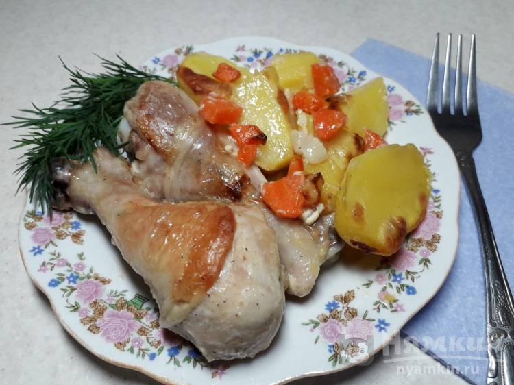 Куриные голени с картофелем, морковью и луком в духовке