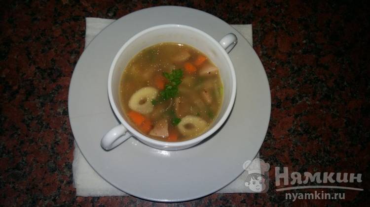 Суп с колбасой и морковью в сковороде