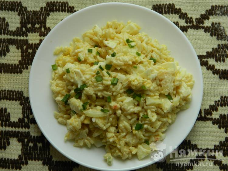 Рисовый салат с яйцом и луком