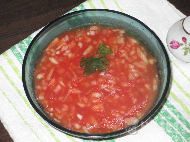 Холодный суп с луком и томатным соком
