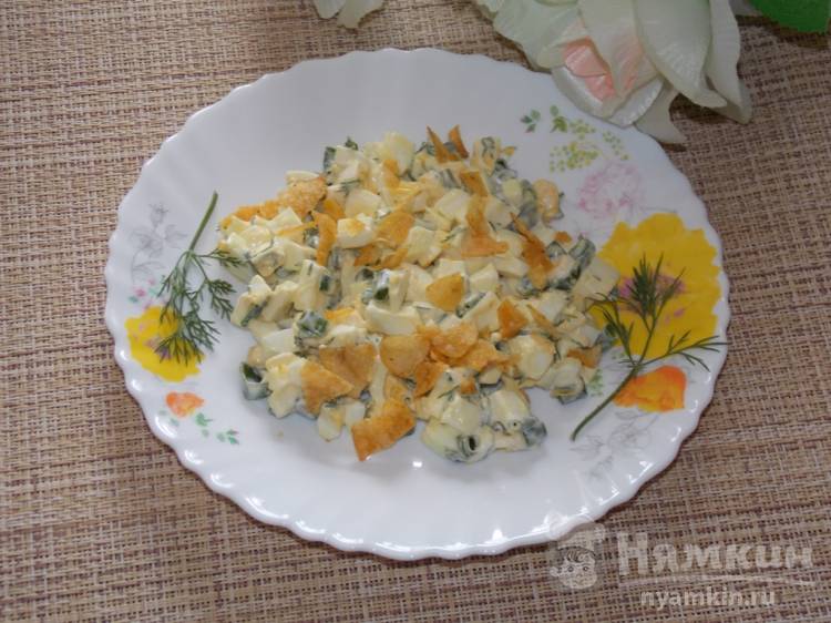 Яичный салат с зеленым луком и чипсами