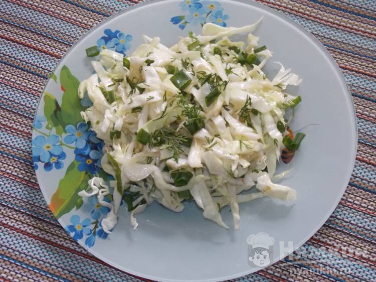 Капустный салат с соевым соусом и зеленым луком