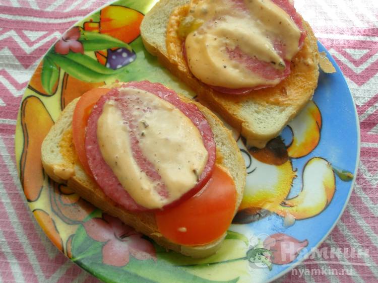 Горячие бутерброды с полукопченой колбасой и помидором
