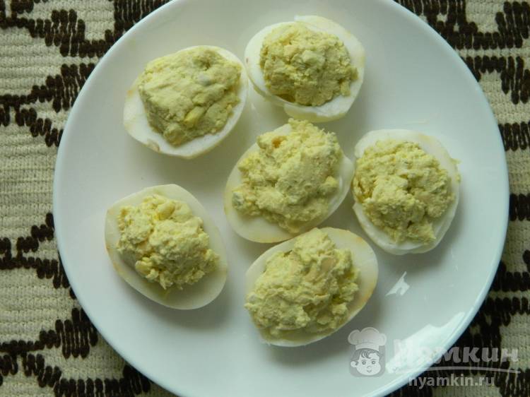 Яйца фаршированные сыром чесноком и майонезом