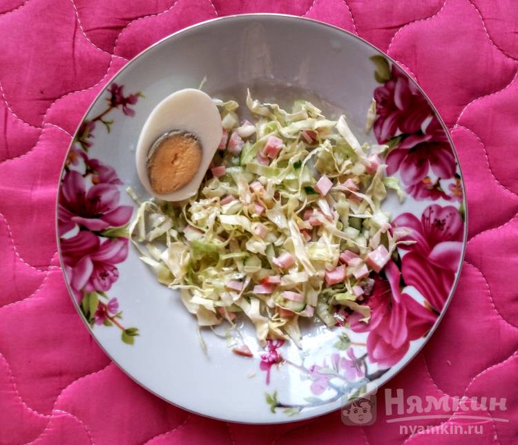 Капустный салат с огурцом и ветчиной