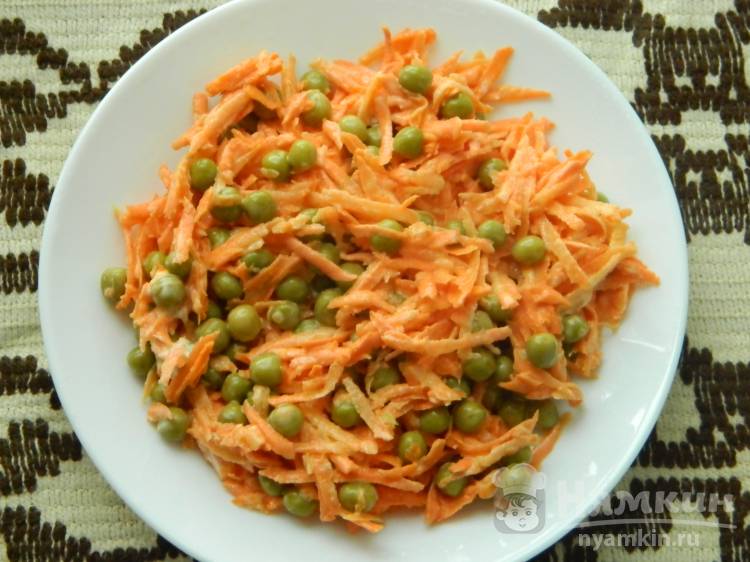 Морковный салат с горошком