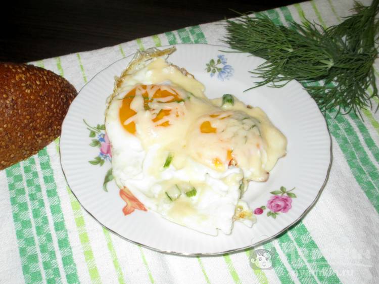 Яичница на домашних куриных яичках с сыром и укропом 