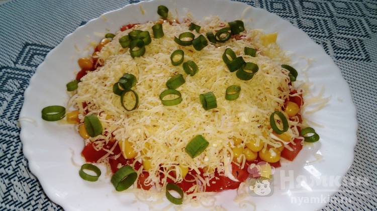Слоеный салат с помидором, кукурузой и сыром