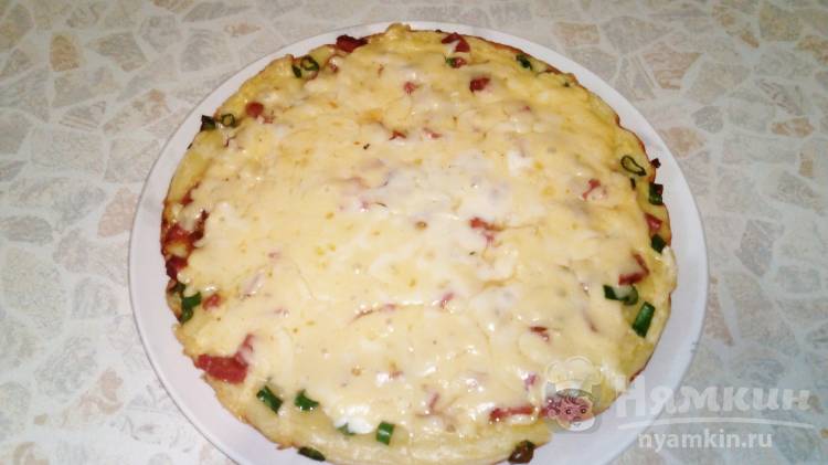 Сметанная пицца с луком, колбасой, соусом и сыром