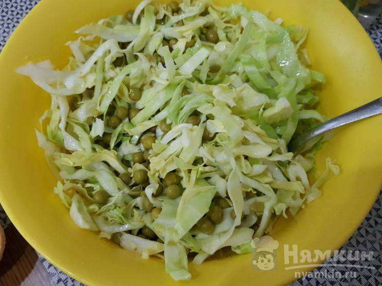 Салат с капустой и горошком