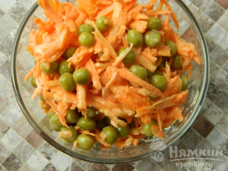 Салат с морковкой и горошком