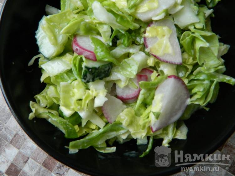 Капустный салат с огурцом и редиской
