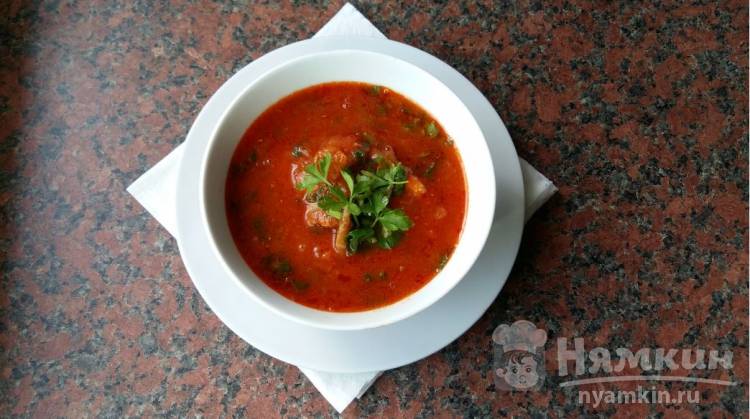 Томатный суп с мясом и зеленью
