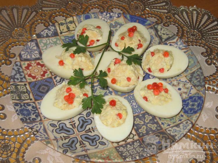 Яйца фаршированные икрой и сыром