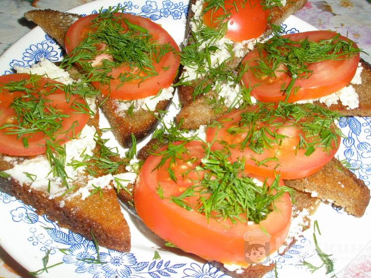 Ржаные гренки с мягким сыром и томатами