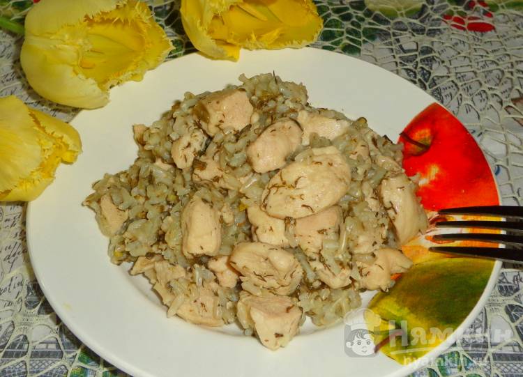 Курица с бурым рисом на сковороде