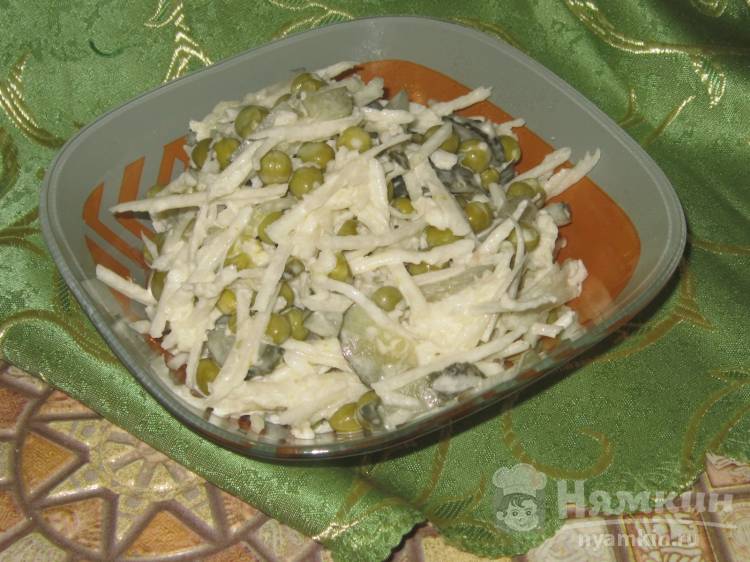 Салат из редьки с маринованным огурцом