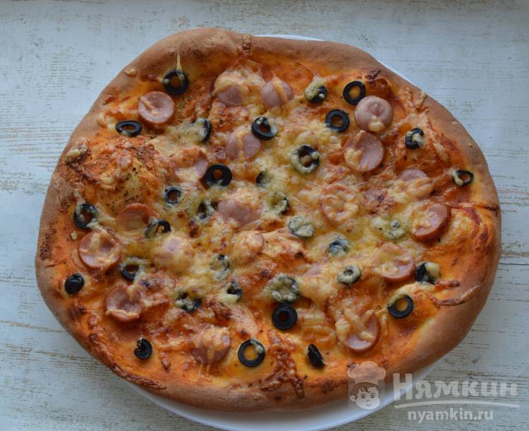 Пицца с сосисками и маслинами