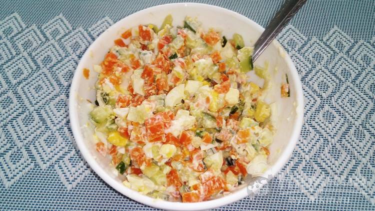 Салат с твердым сыром, помидорами и сухариками