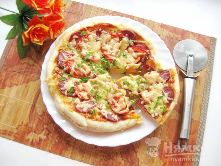 Пицца с сырокопченой колбасой и пармезаном