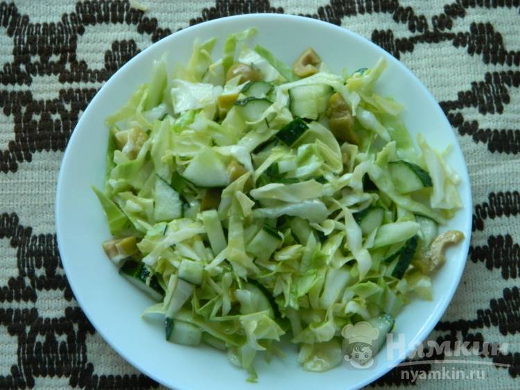 Капустный салат с огурцом и оливками