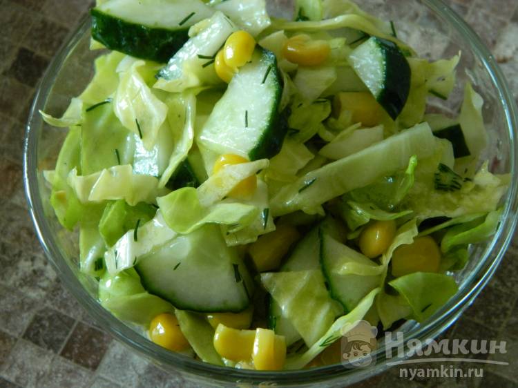 Капустный салат с кукурузой и огурцом