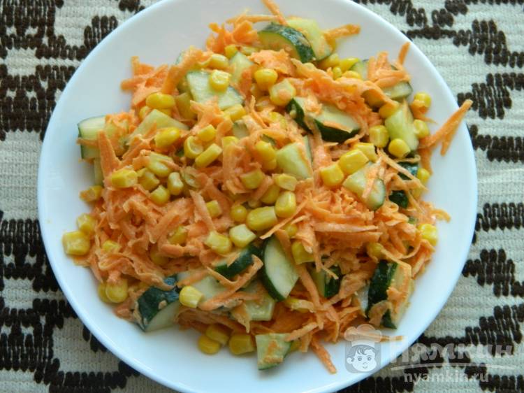 Морковный салат с огурцом и кукурузой