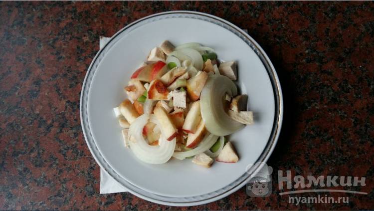 Горячий луковый салат с яблоком курицей и чесноком